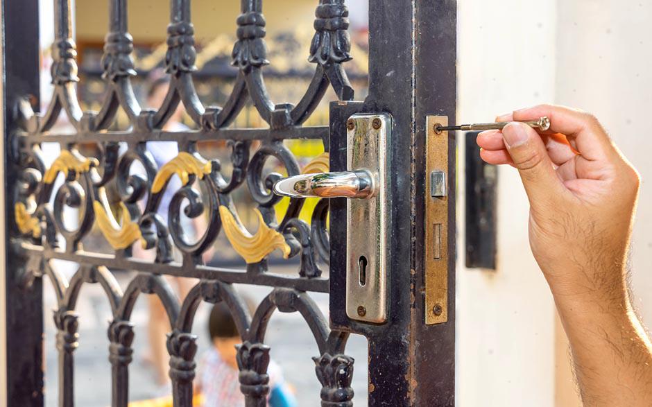 ouvrir une porte de voiture Houilles